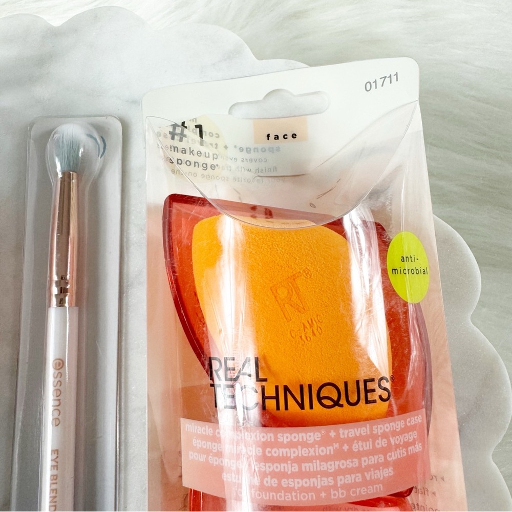 🐙 478. Real Techniques & Essence Makeup Brushes and Sponge Set NEW - Picture 5 of 6